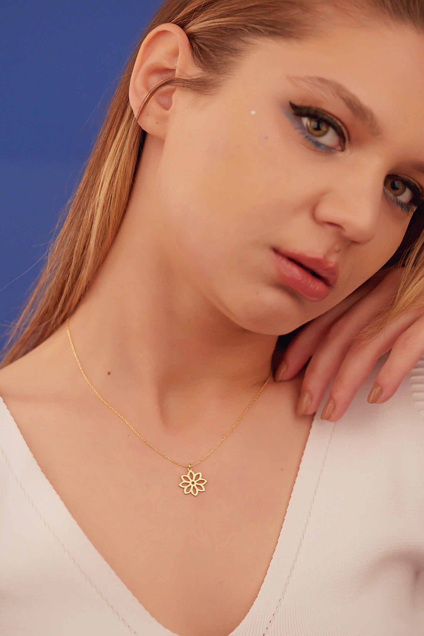 Tiny Little Daisy Flower Necklace - Daisy Necklace - Flower Pendant Necklace - Dainty Plant Jewelry - Necklace for Women - Gift for Her